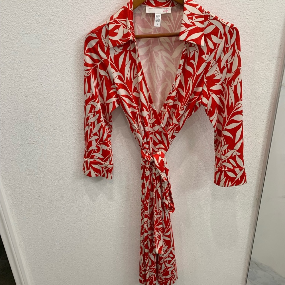 Diane Von Furstenburg Silk Wrap Dress. Size 10. Red and White Floral Pattern